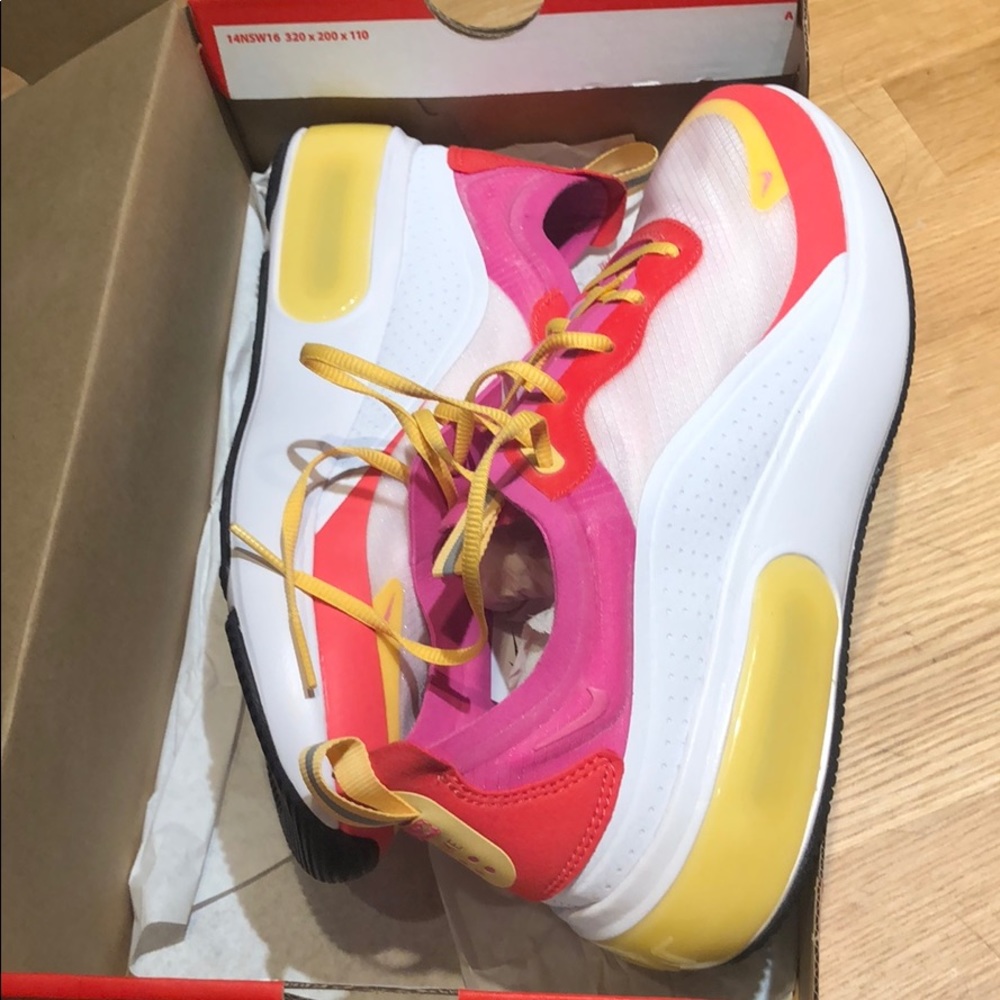 Women’s Nike air max dia SE